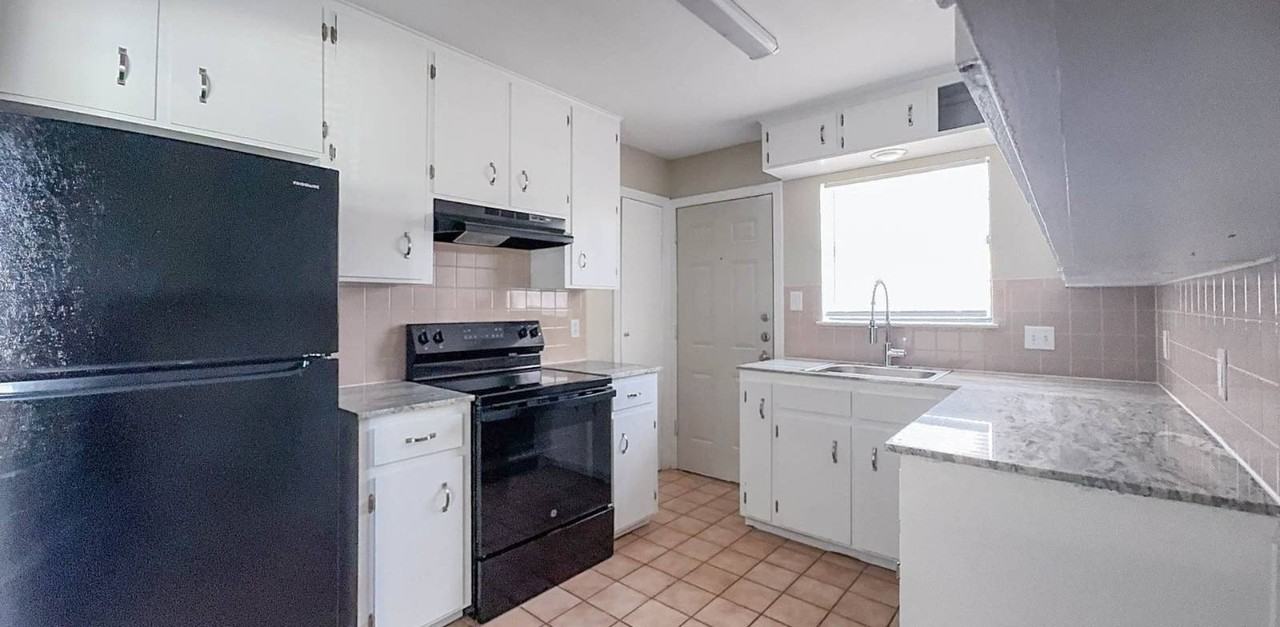 907 Wells St - Photo 7 of 18