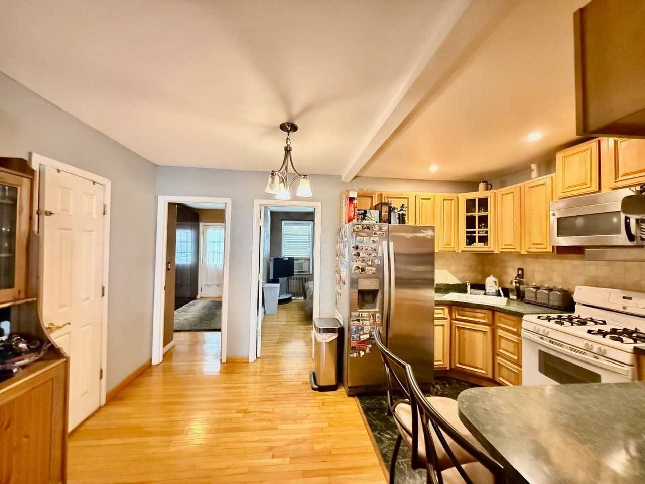 6418 Metropolitan Ave - Photo 4 of 8