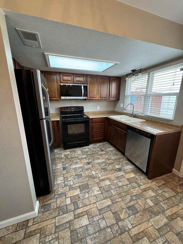 1318 Harless Ave - Photo 3 of 13