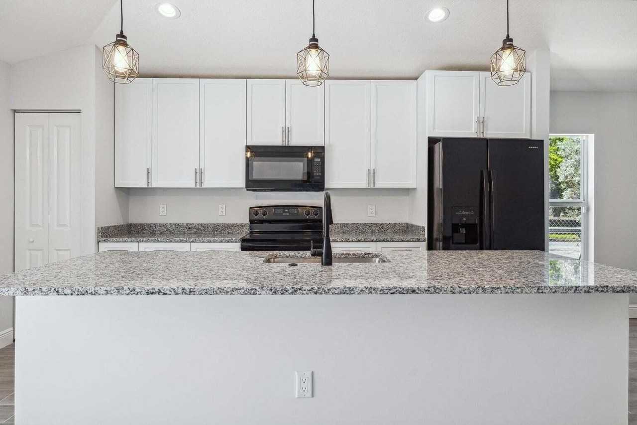 1132 11th St - Photo 4 of 17