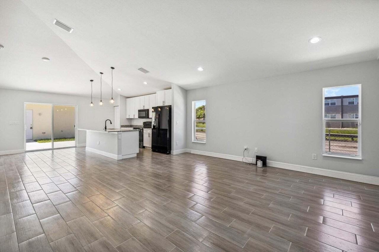 1132 11th St - Photo 5 of 17