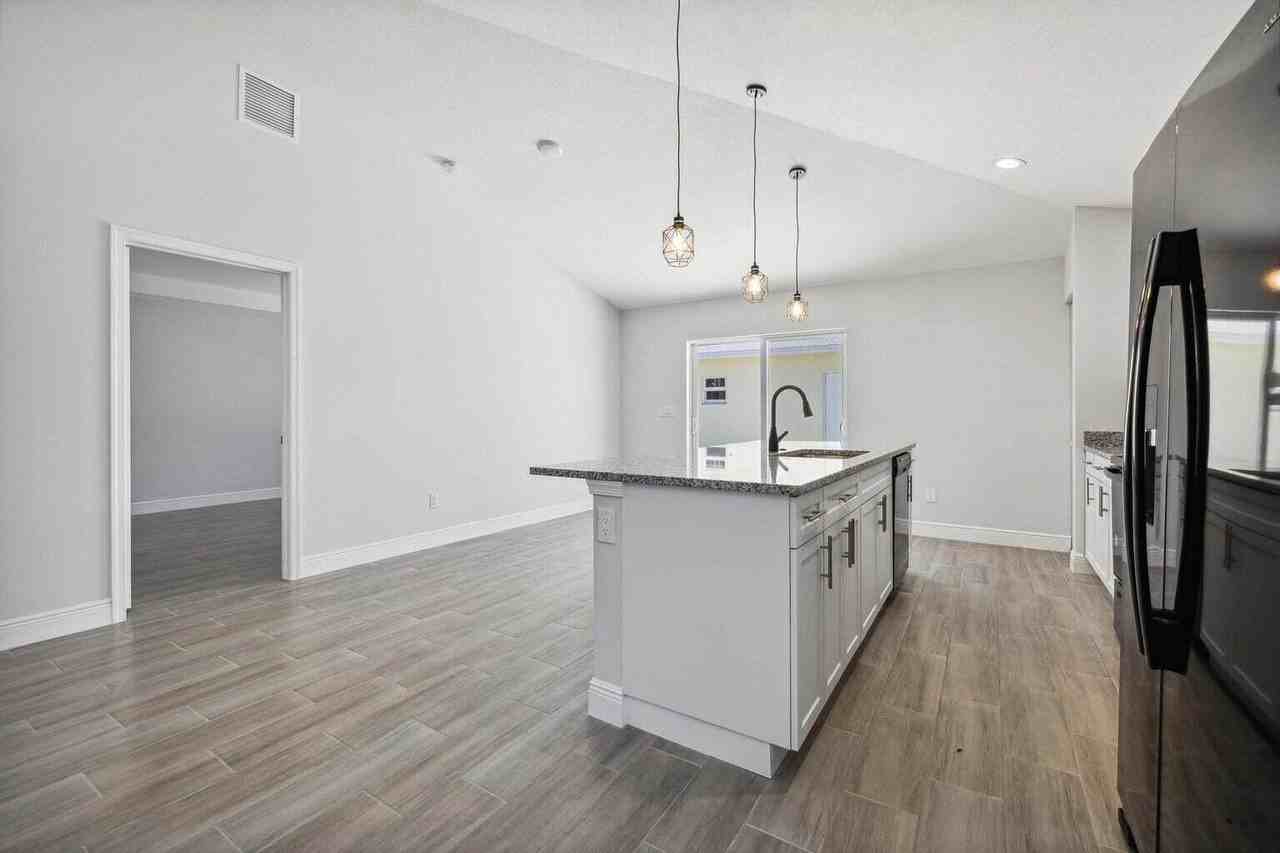 1132 11th St - Photo 7 of 17