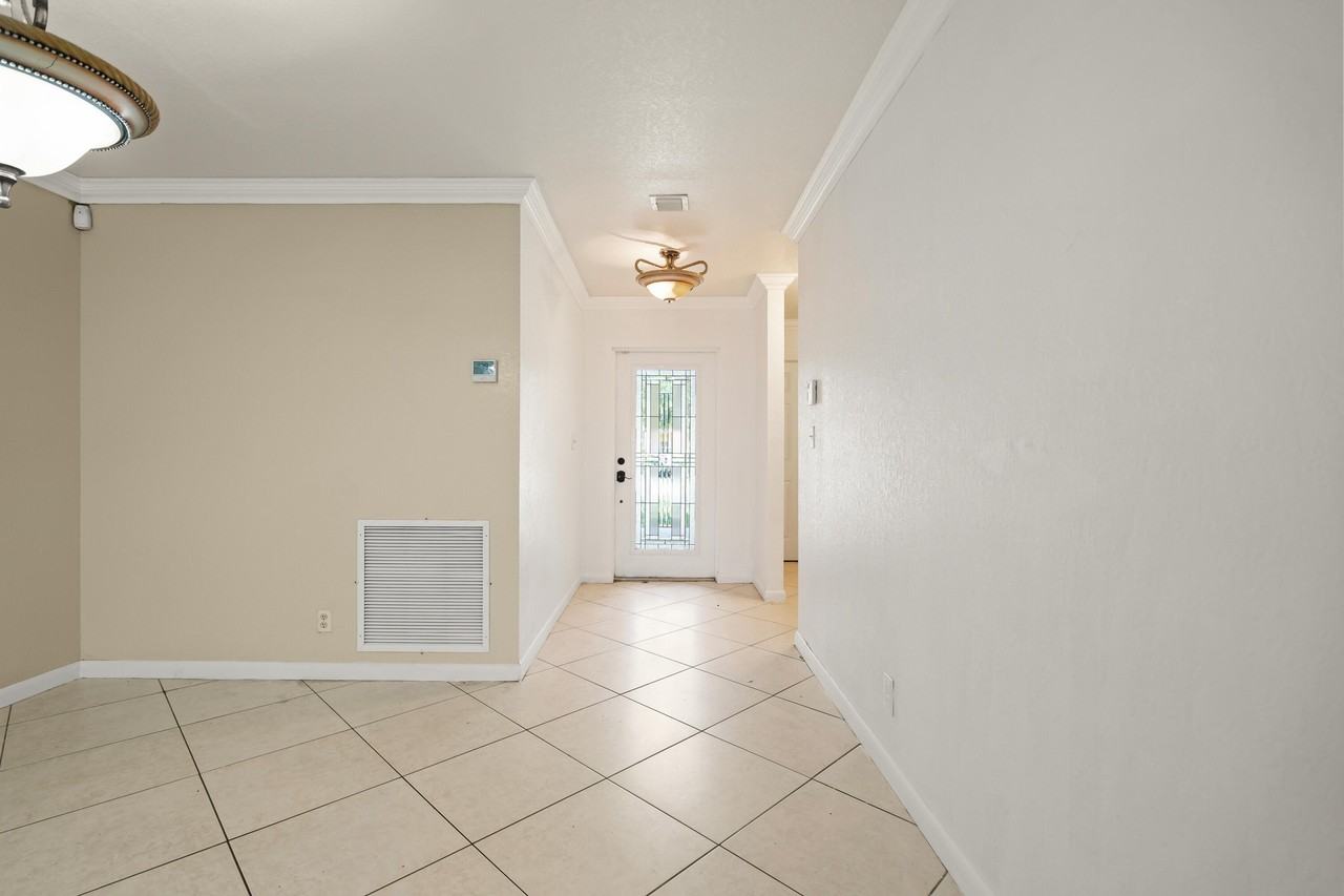 2241 Nw 3rd St - Photo 6 of 27