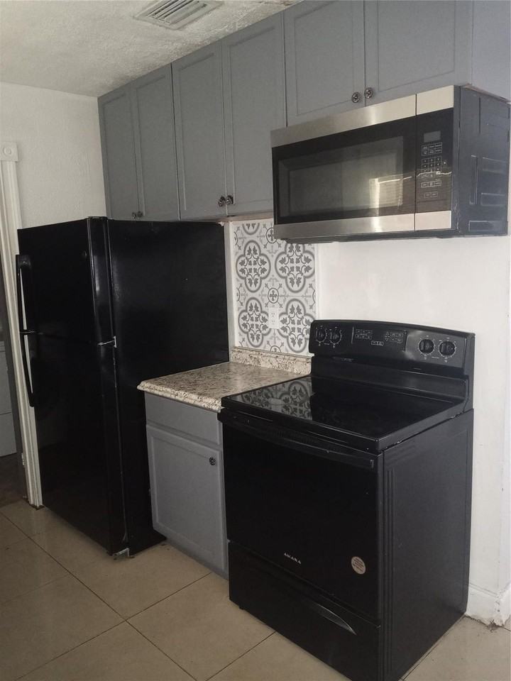 2900 Nw 8th St - Photo 2 of 15