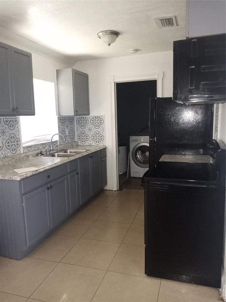 2900 Nw 8th St - Photo 3 of 15