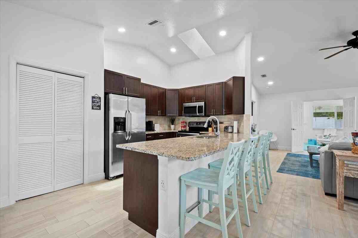 6075 Francis St - Photo 3 of 39