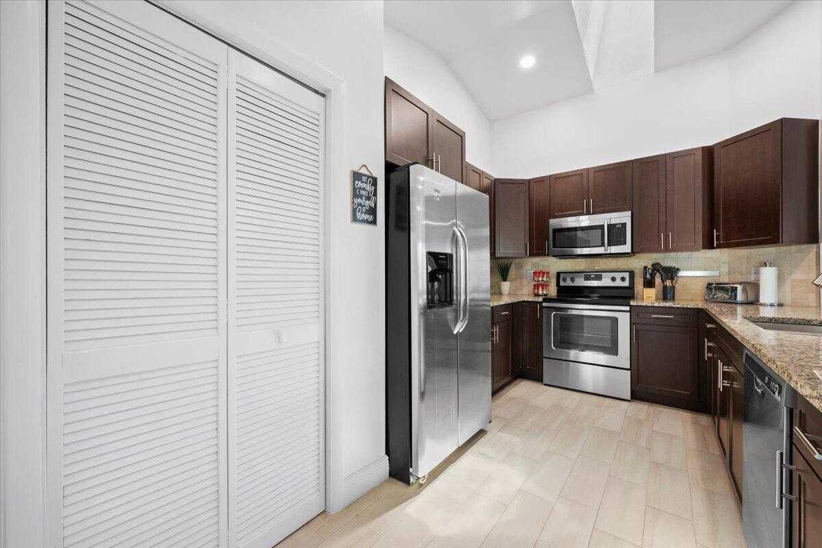 6075 Francis St - Photo 7 of 39