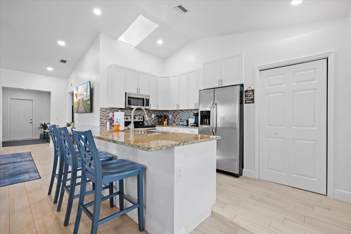 6077 Francis St - Photo 5 of 43