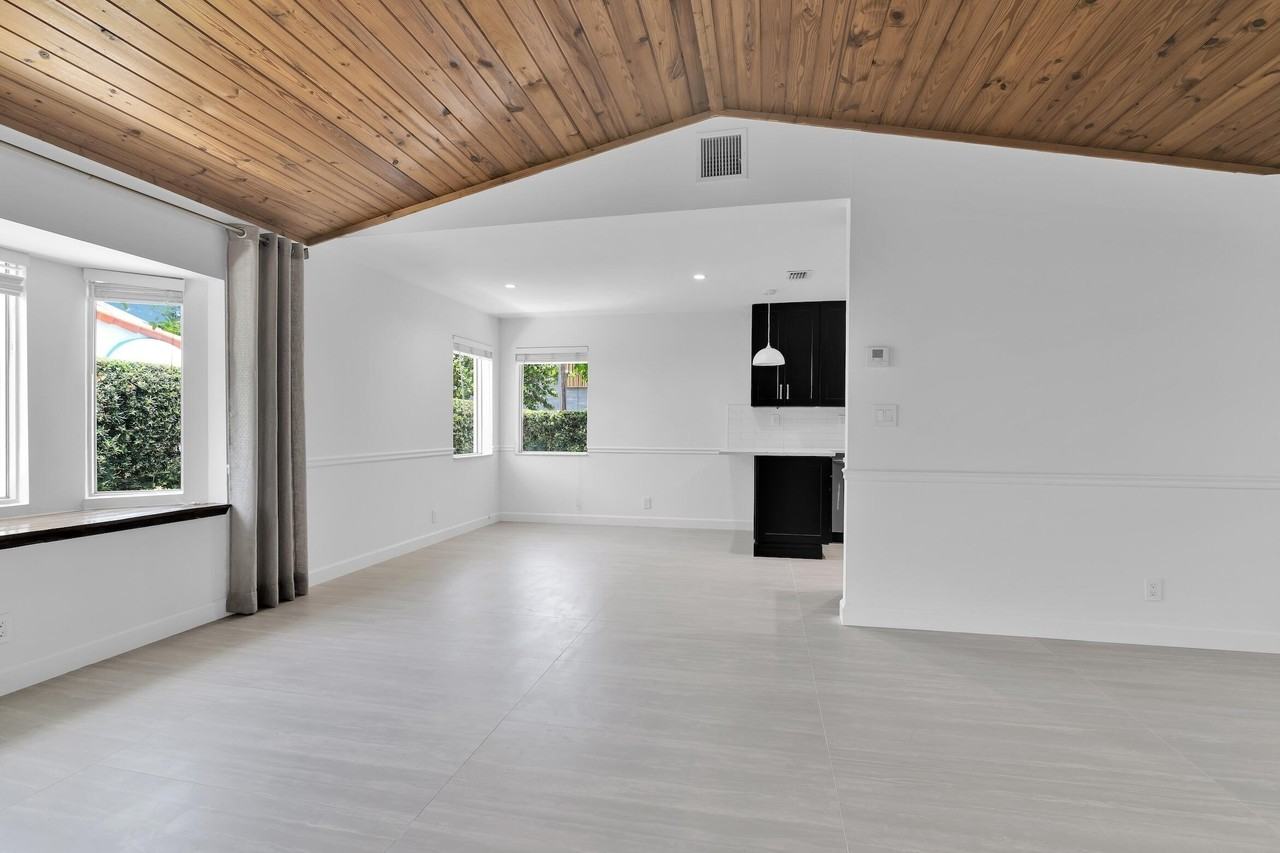 908 Ne 8th Ave - Photo 7 of 32