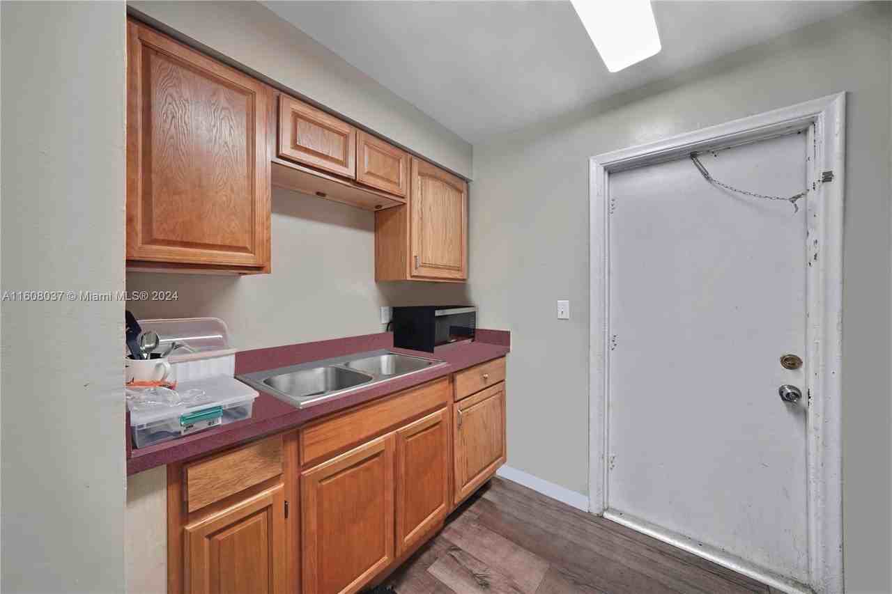628 Sw 4th St - Photo 7 of 8