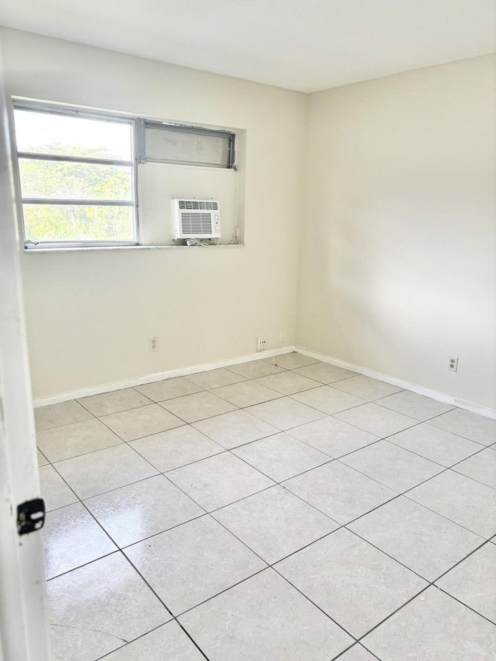 1111 N Federal Hwy #5 - Photo 7 of 15