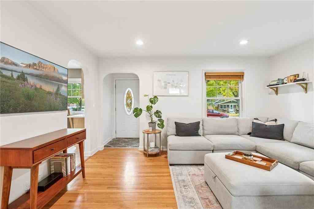3040 Hampshire Ave S - Photo 5 of 40