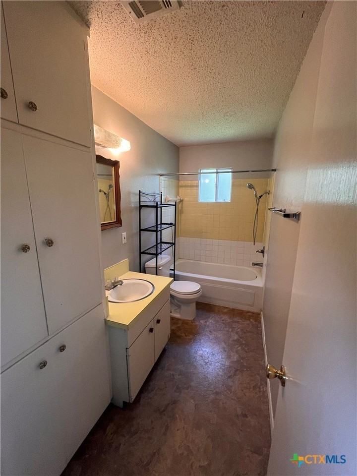 900 Hazelton St - Photo 5 of 8