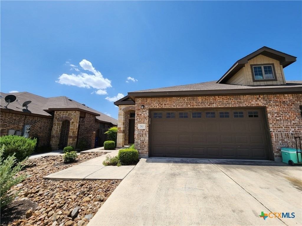 712 Creekside Cir - Photo 2 of 48