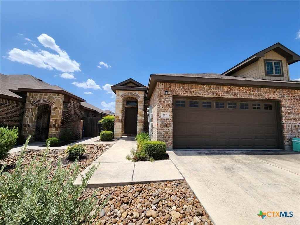 712 Creekside Cir - Photo 3 of 48