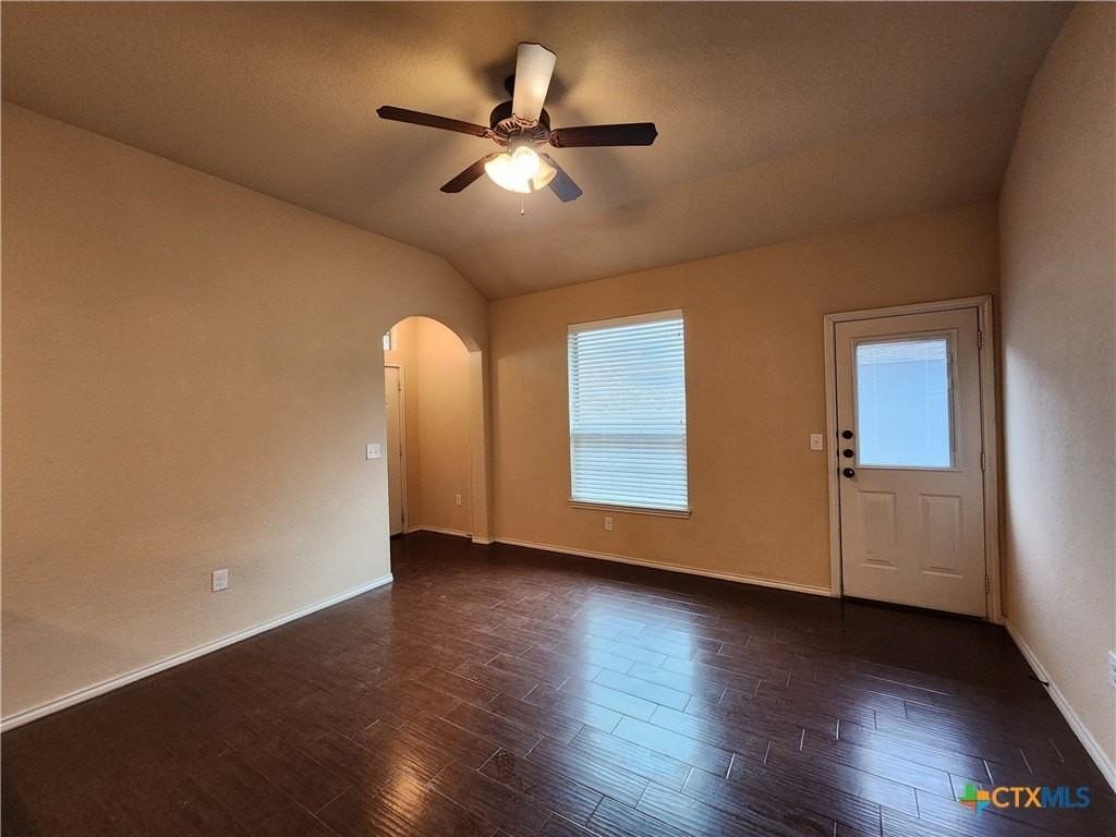 712 Creekside Cir - Photo 5 of 48