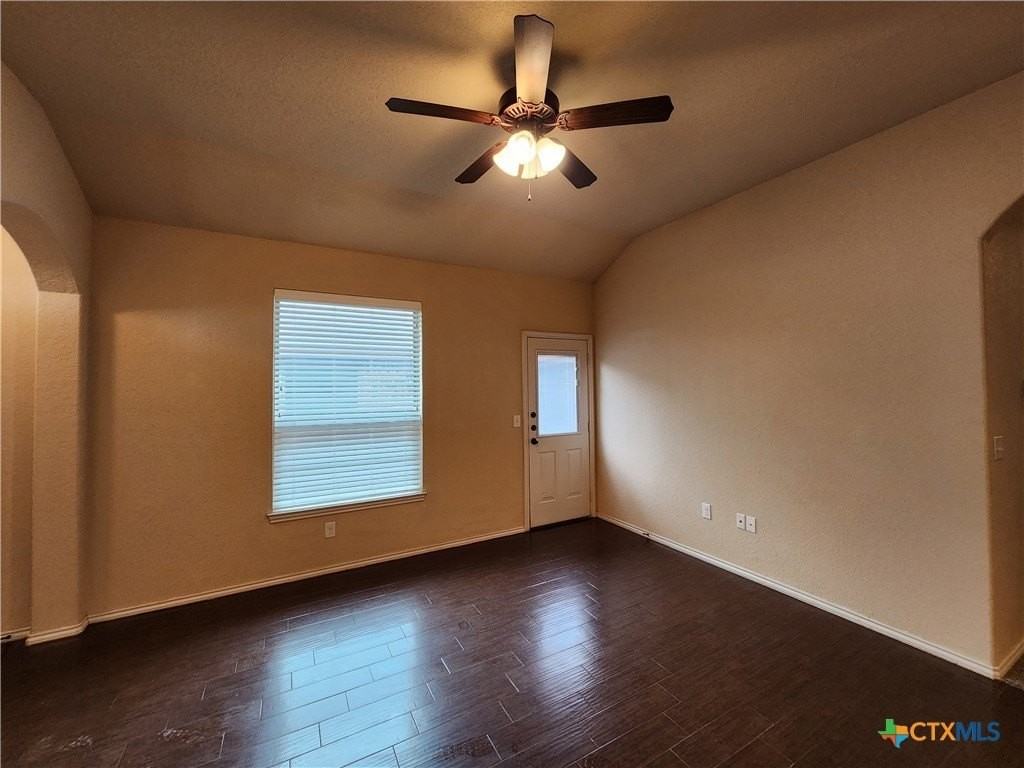 712 Creekside Cir - Photo 6 of 48