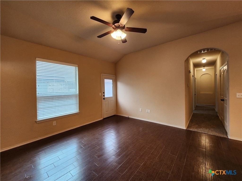 712 Creekside Cir - Photo 7 of 48