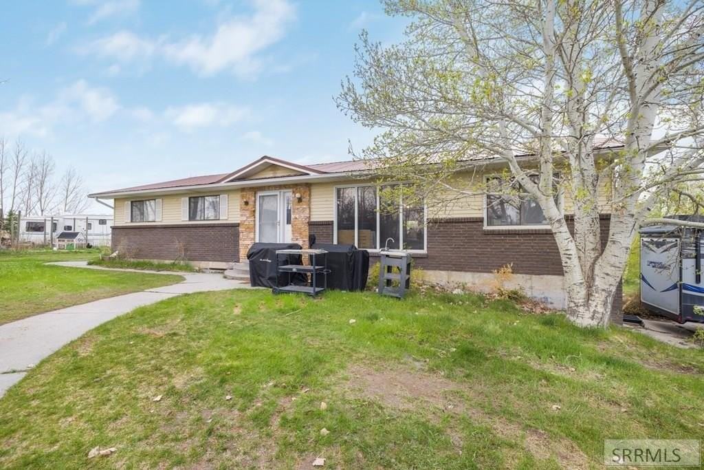 4671 N 495 W - Photo 2 of 36