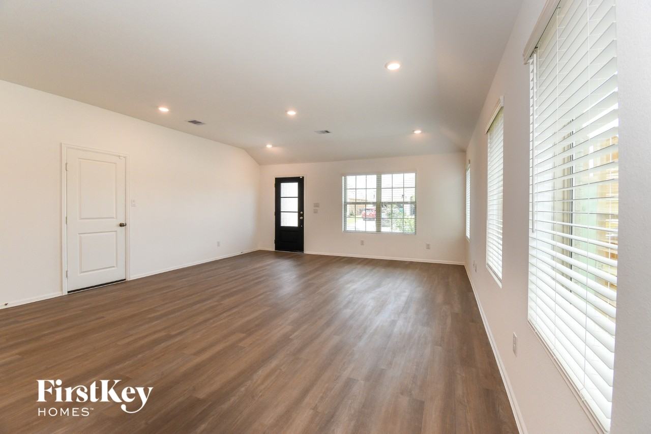 712 Willow Harbor Ln - Photo 3 of 15