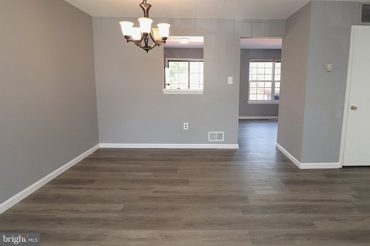 18365 Honeylocust Cir - Photo 3 of 28