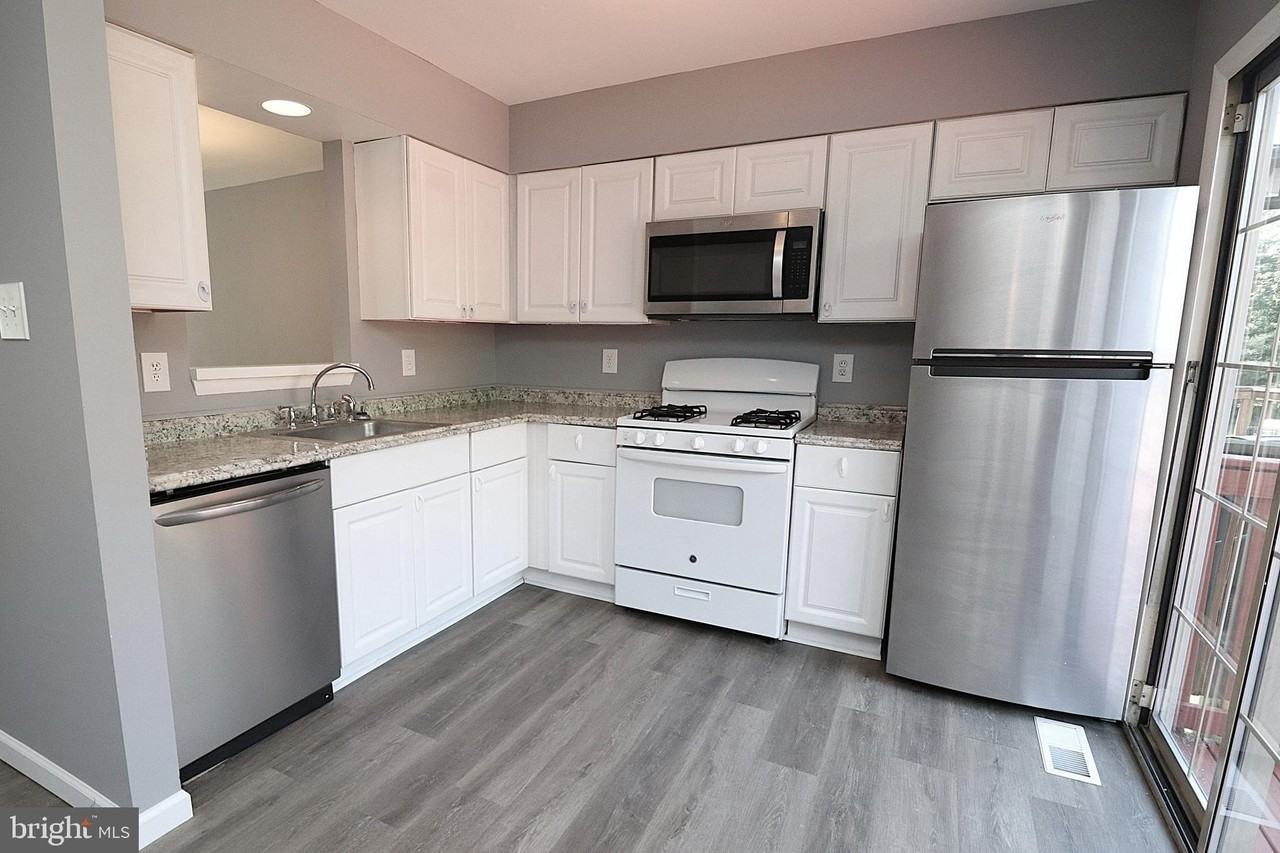 18365 Honeylocust Cir - Photo 4 of 28
