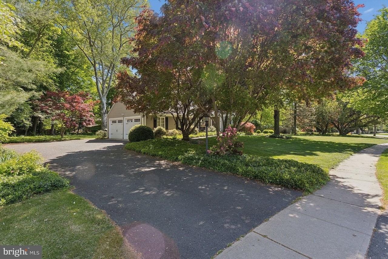 226 Riverside Dr - Photo 2 of 49