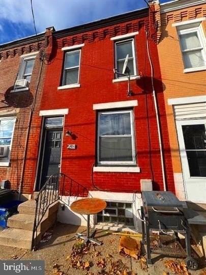 2035 Dennie St
