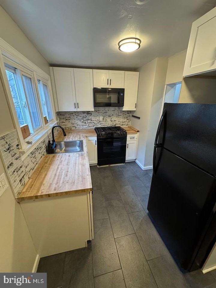 2035 Dennie St - Photo 5 of 9