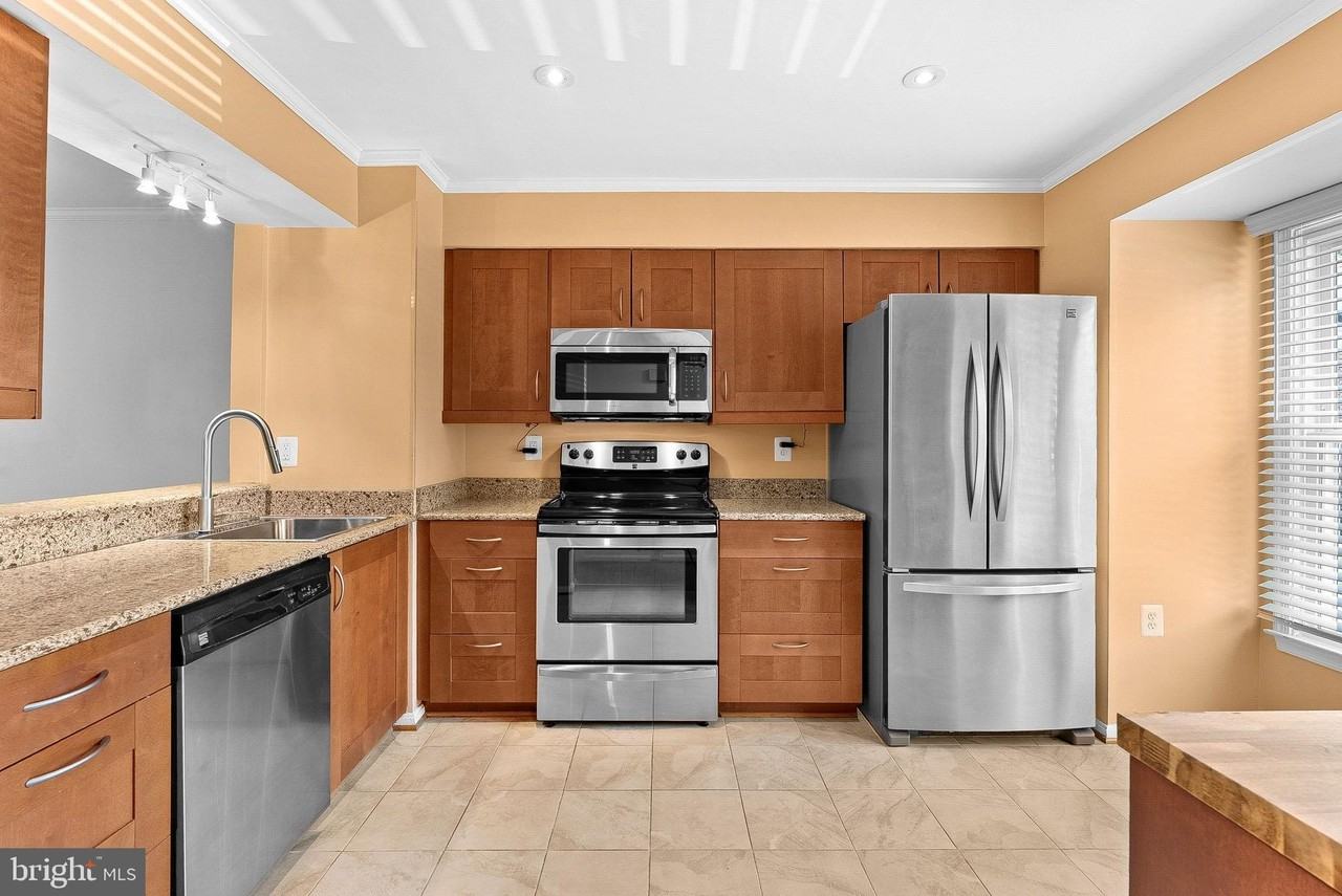 6302 Mary Todd Ct - Photo 4 of 35