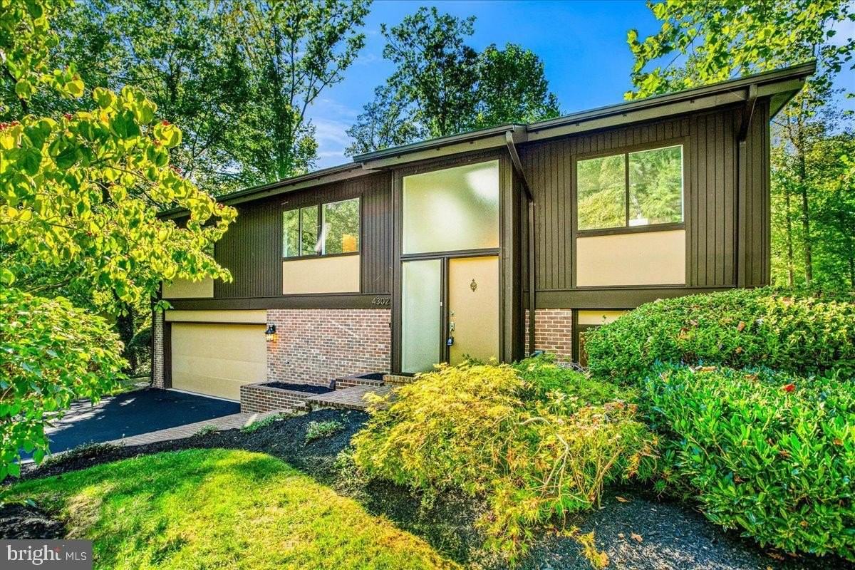 4302 Wakefield Dr - Photo 2 of 50