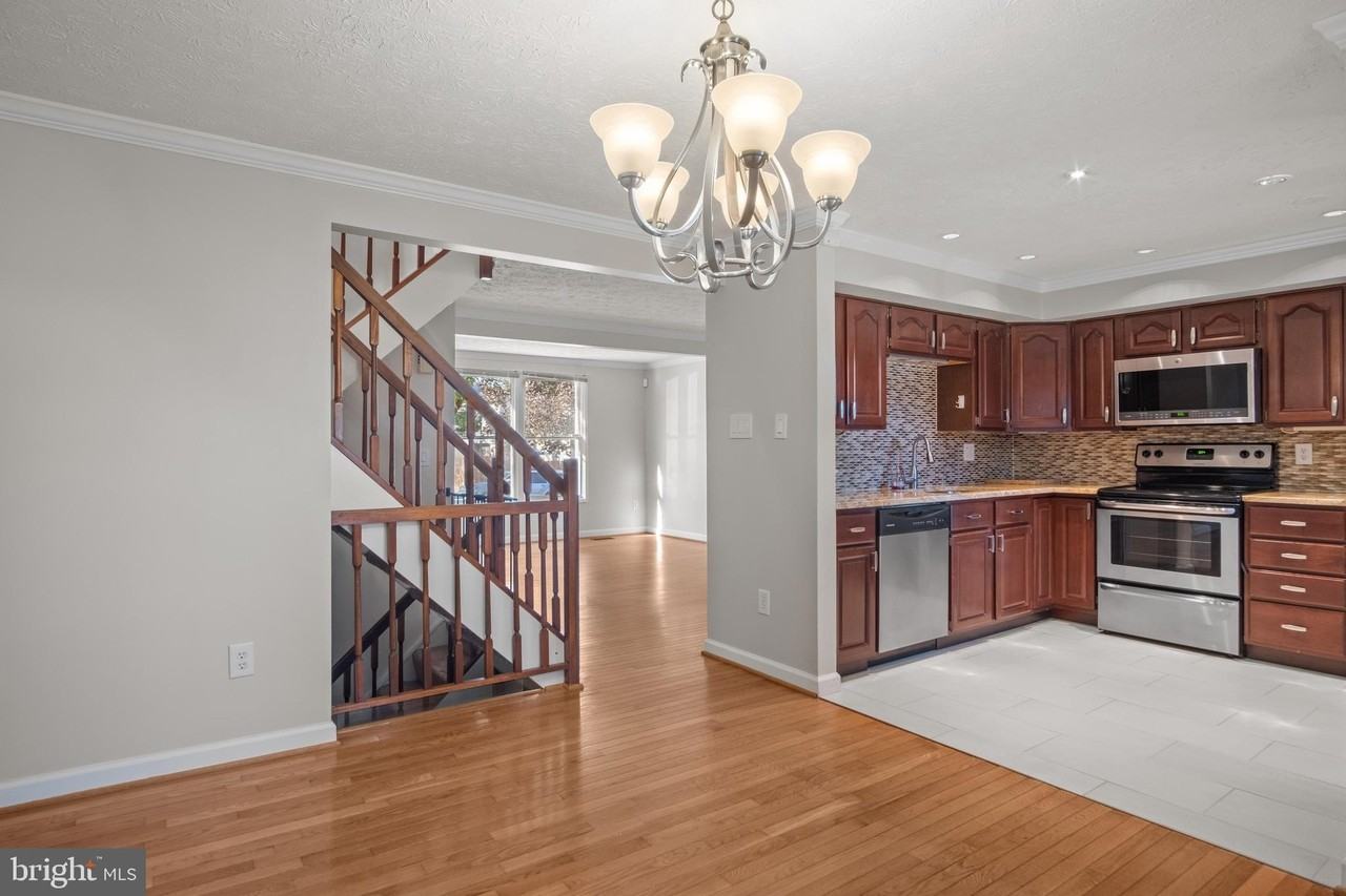 3390 Longbow Ct - Photo 4 of 31