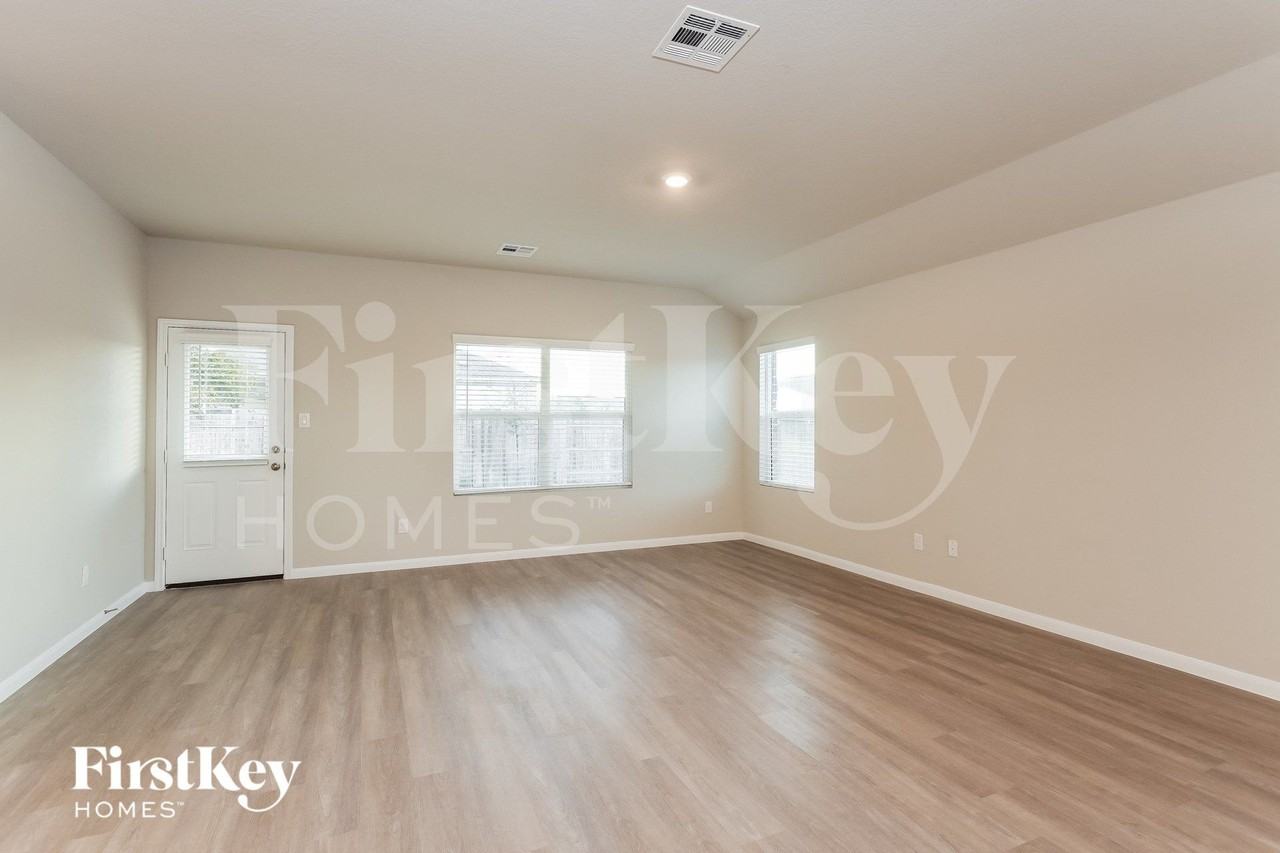 15007 Maskette Ave - Photo 3 of 15