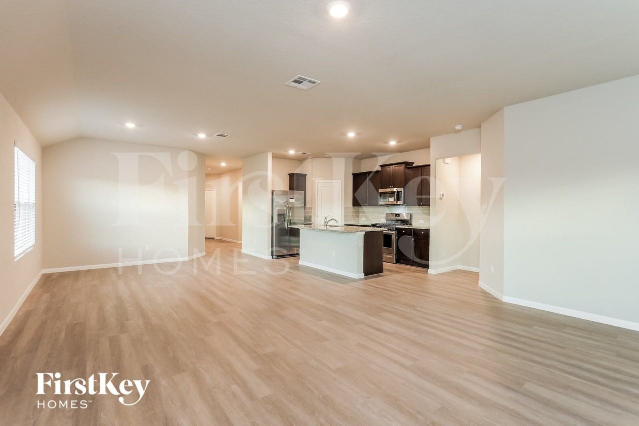 15007 Maskette Ave - Photo 4 of 15