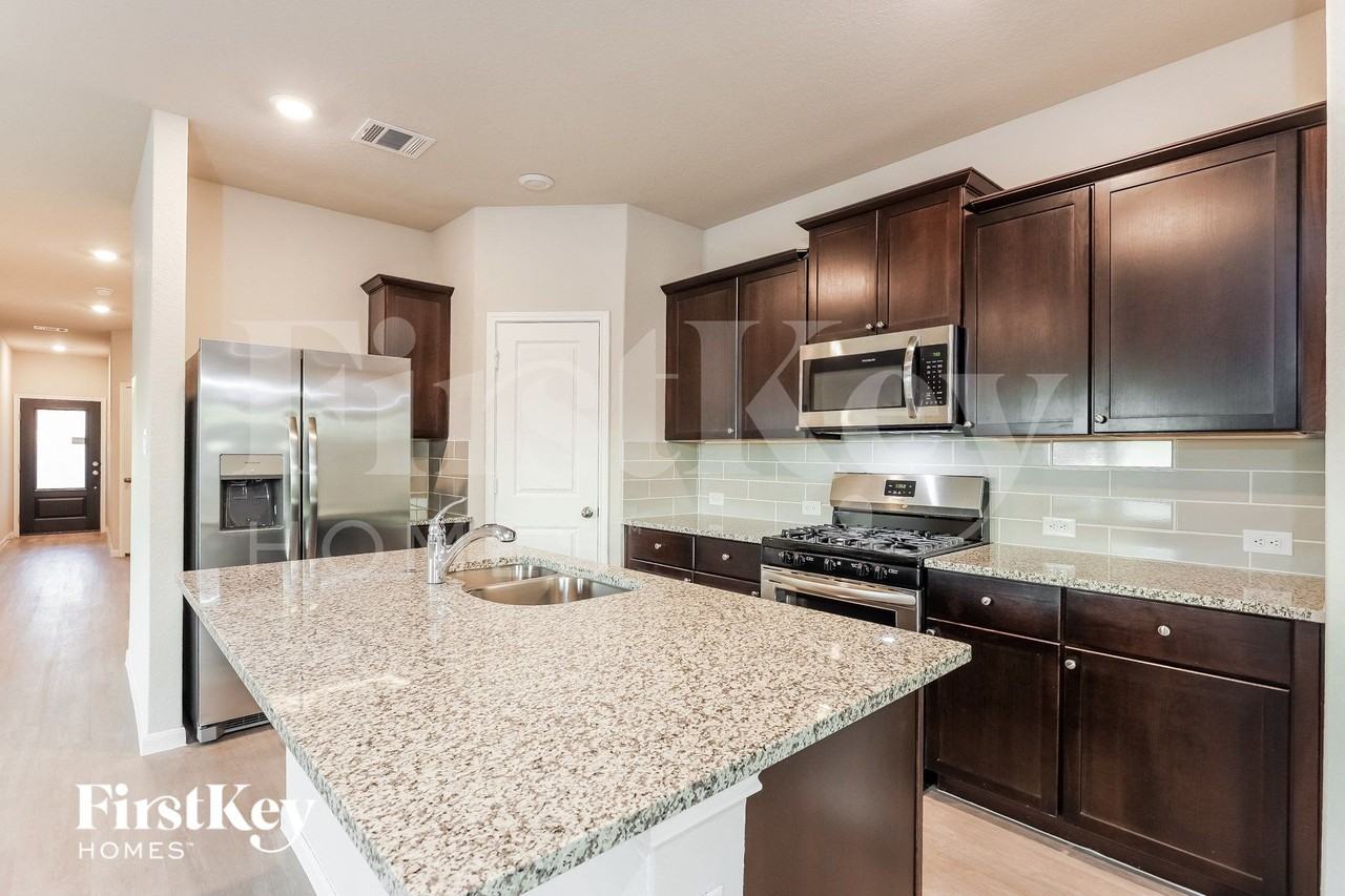 15007 Maskette Ave - Photo 5 of 15