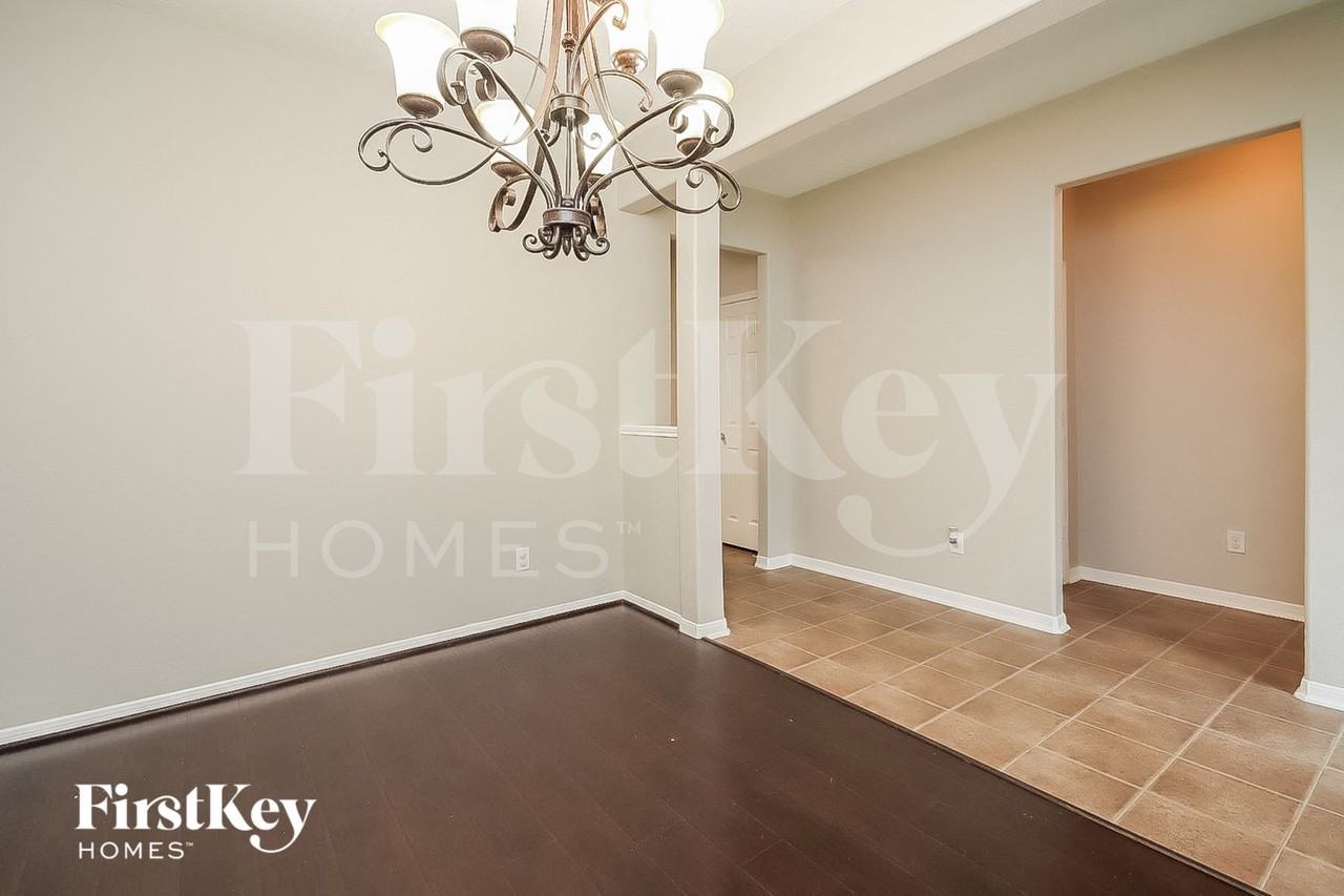 1018 Lamson Ct - Photo 4 of 15