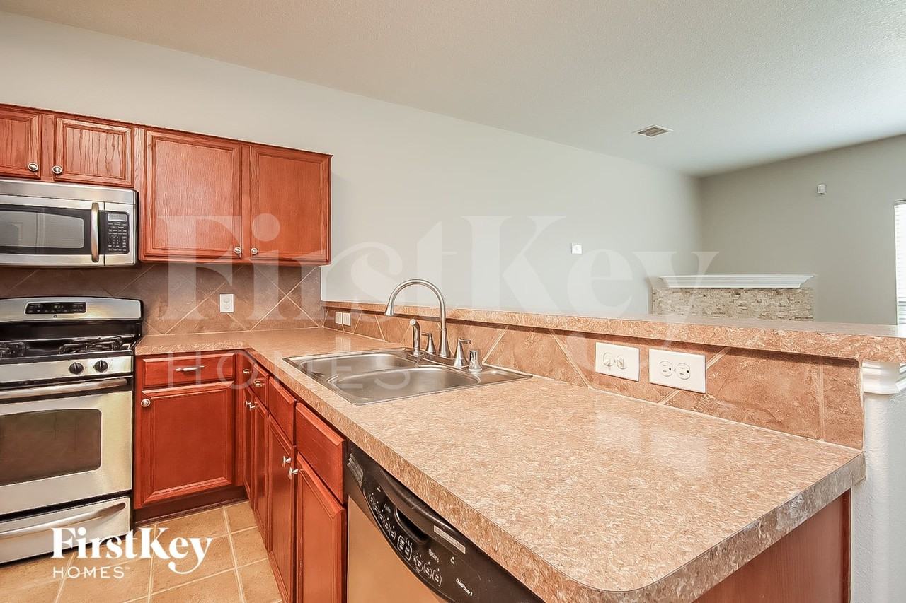 1018 Lamson Ct - Photo 6 of 15