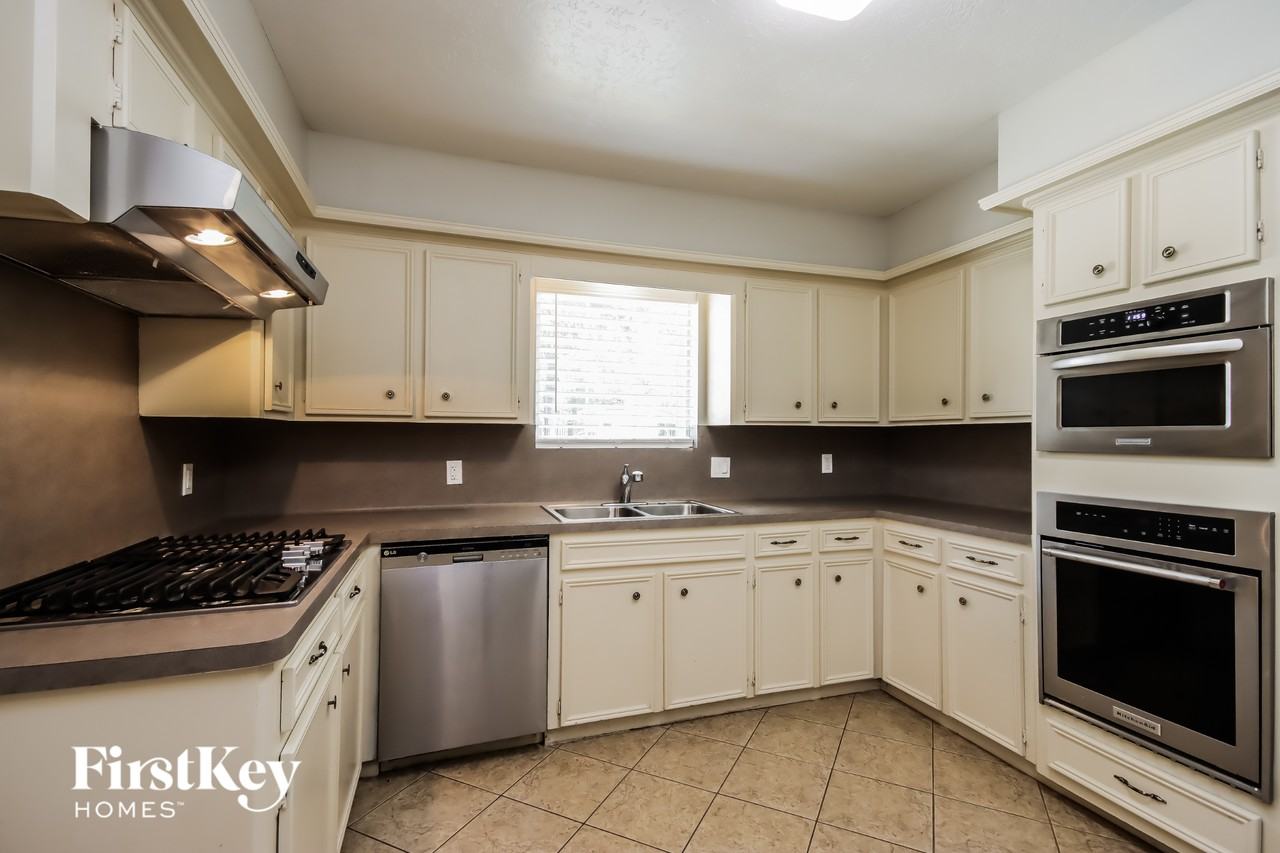 26715 Westwood Dr - Photo 6 of 15
