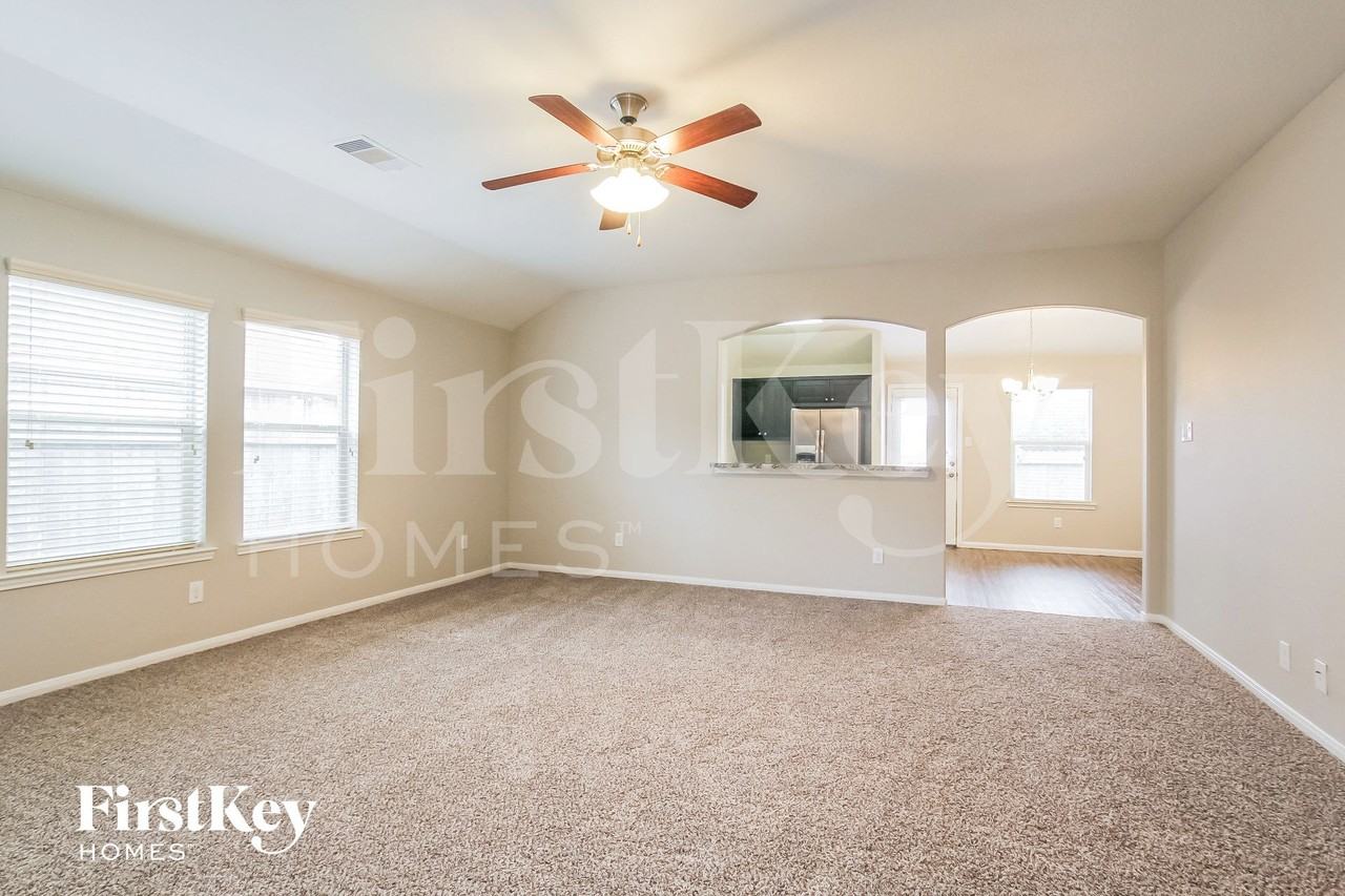 633 26th Ave N - Photo 3 of 15