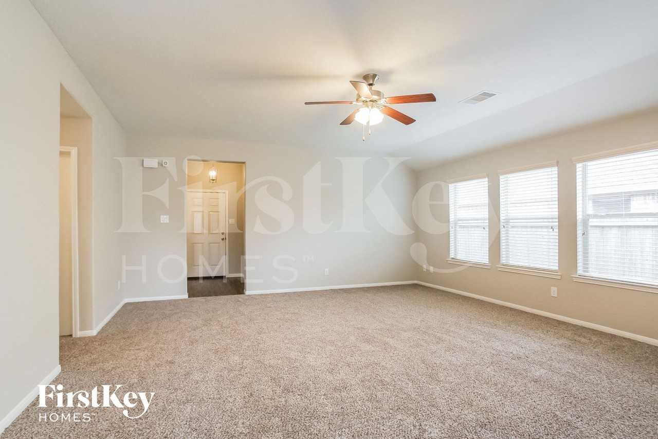 633 26th Ave N - Photo 4 of 15