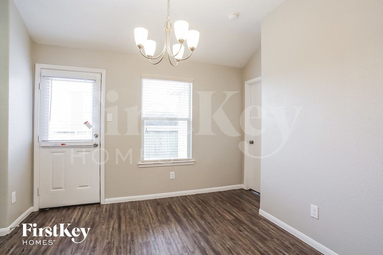 633 26th Ave N - Photo 5 of 15