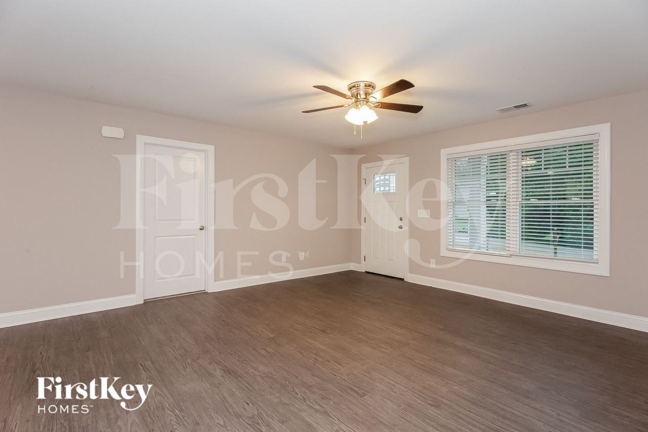 907 Victoria Ave - Photo 3 of 15