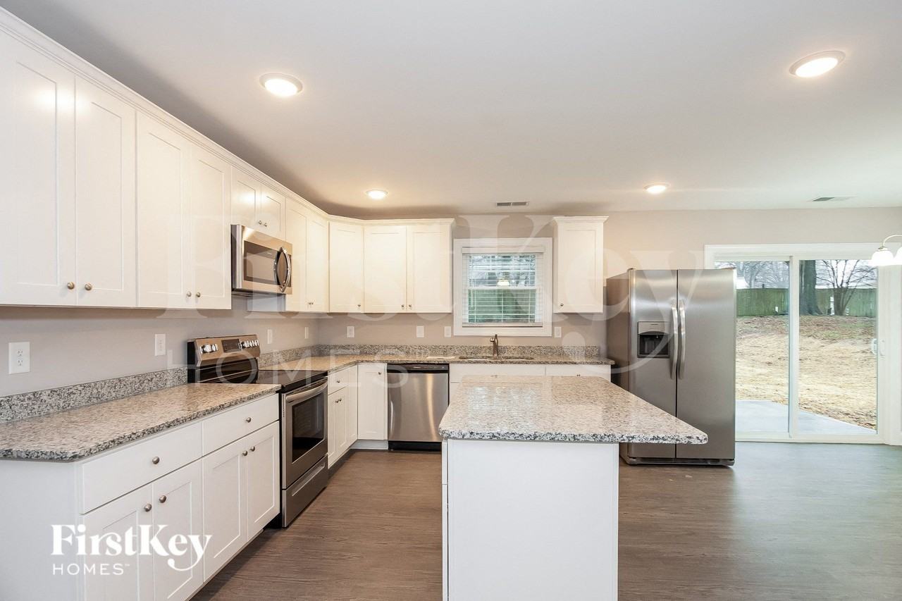 907 Victoria Ave - Photo 5 of 15