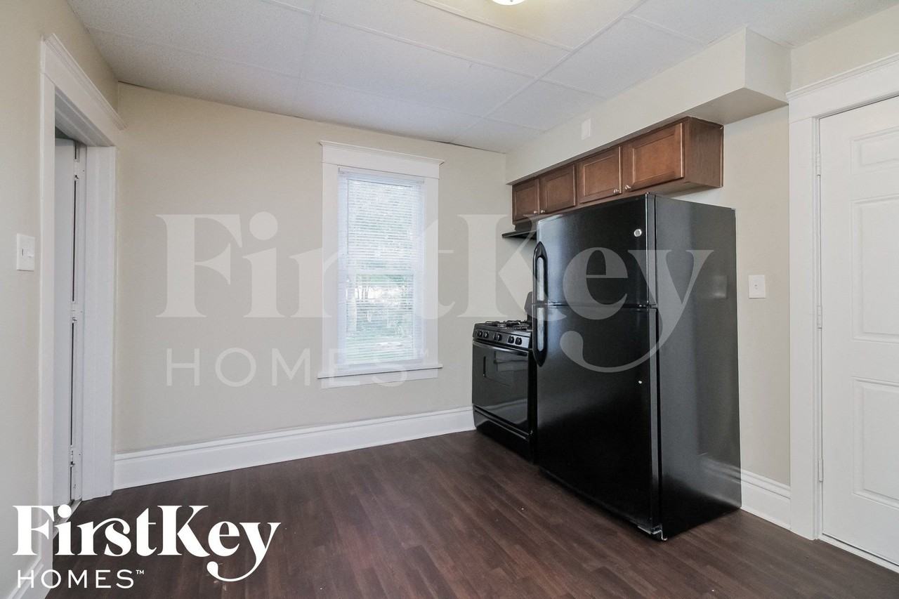 804 Fulton St - Photo 4 of 14