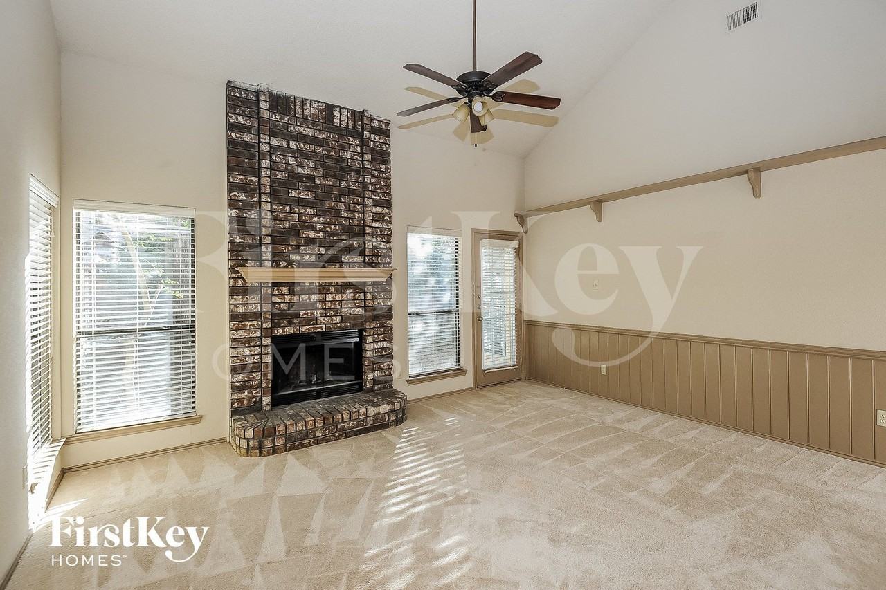 1396 Chinaberry Dr - Photo 2 of 15