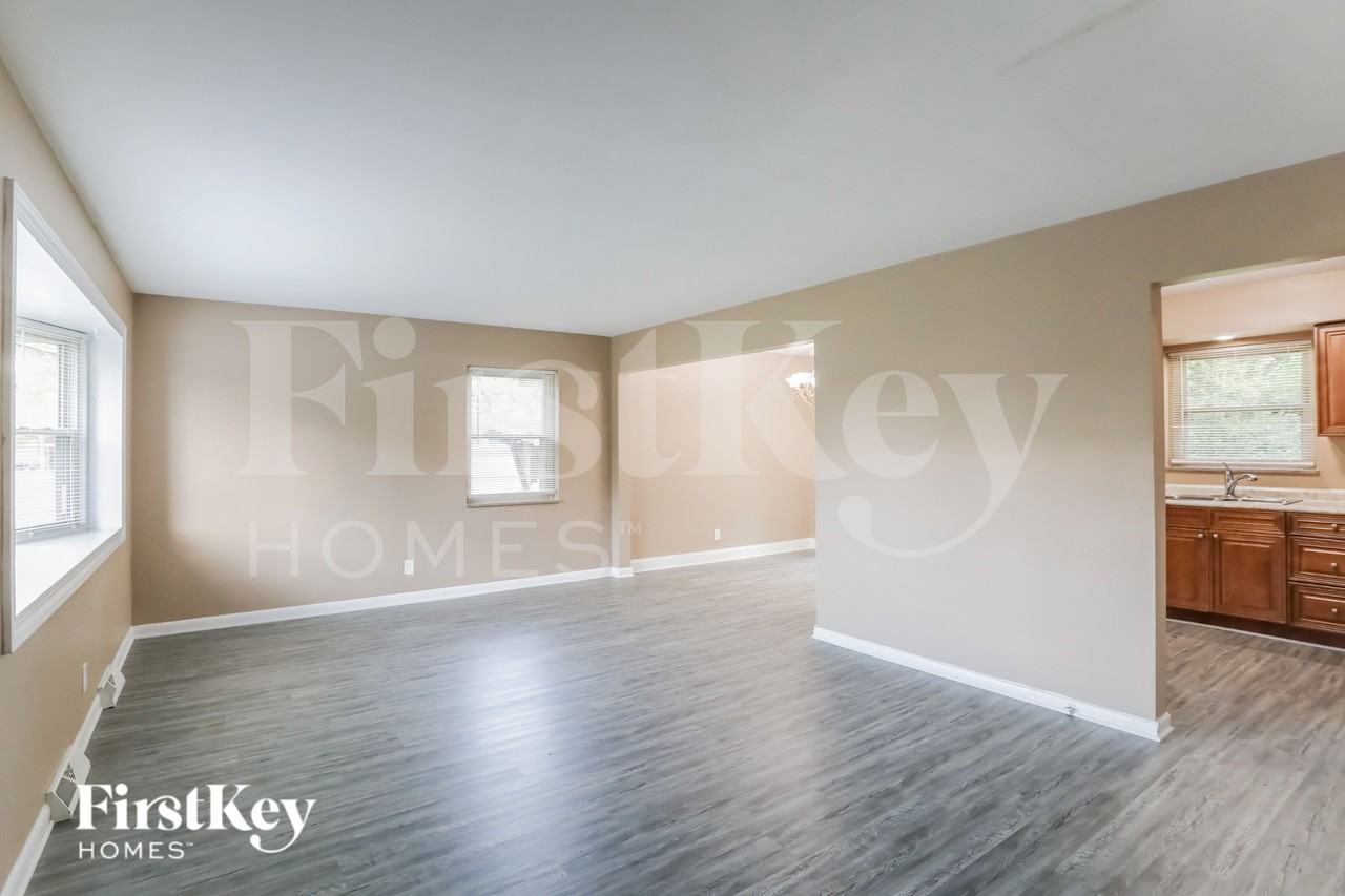 1015 Thunderbird Ave - Photo 3 of 19