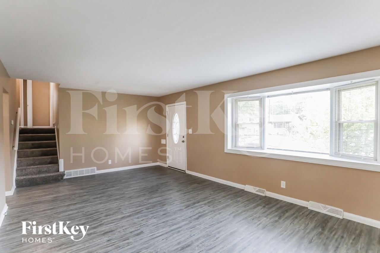 1015 Thunderbird Ave - Photo 4 of 19