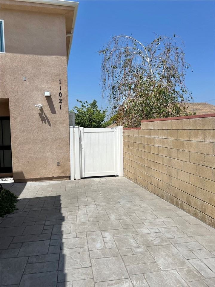 11021 Whitegate Ave - Photo 2 of 28