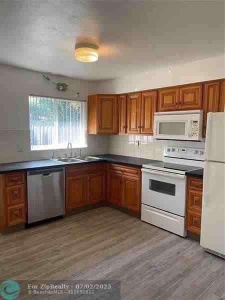 2291 Ne 51st Ct - Photo 3 of 11