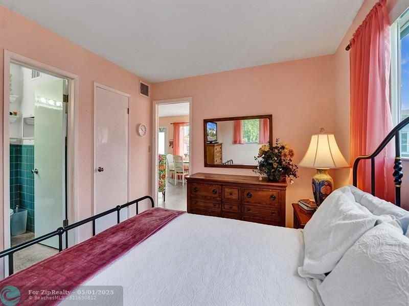 1115 Se 14th Pl - Photo 2 of 28